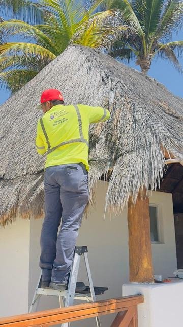 Instalación de access point WiFi en palapa de hotel en la Riviera Maya