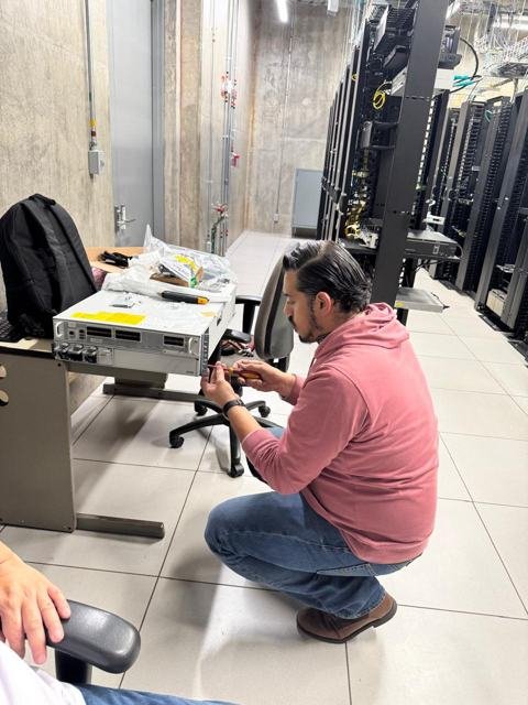 Técnico preparando equipo de red en sala de centro de datos